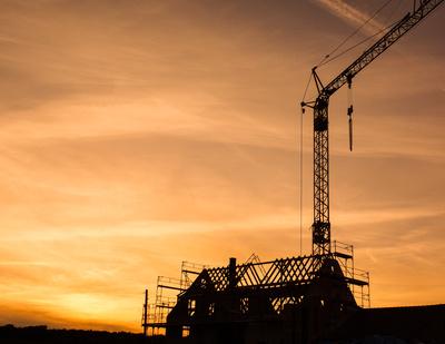 Baustelle mit Kran