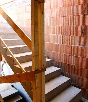 Holztreppe in Ziegel-Treppenhaus