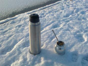 Mate und Thermoskanne im Winter