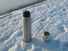 Mate und Thermoskanne im Winter