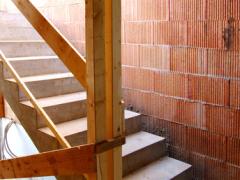 Holztreppe in Ziegel-Treppenhaus